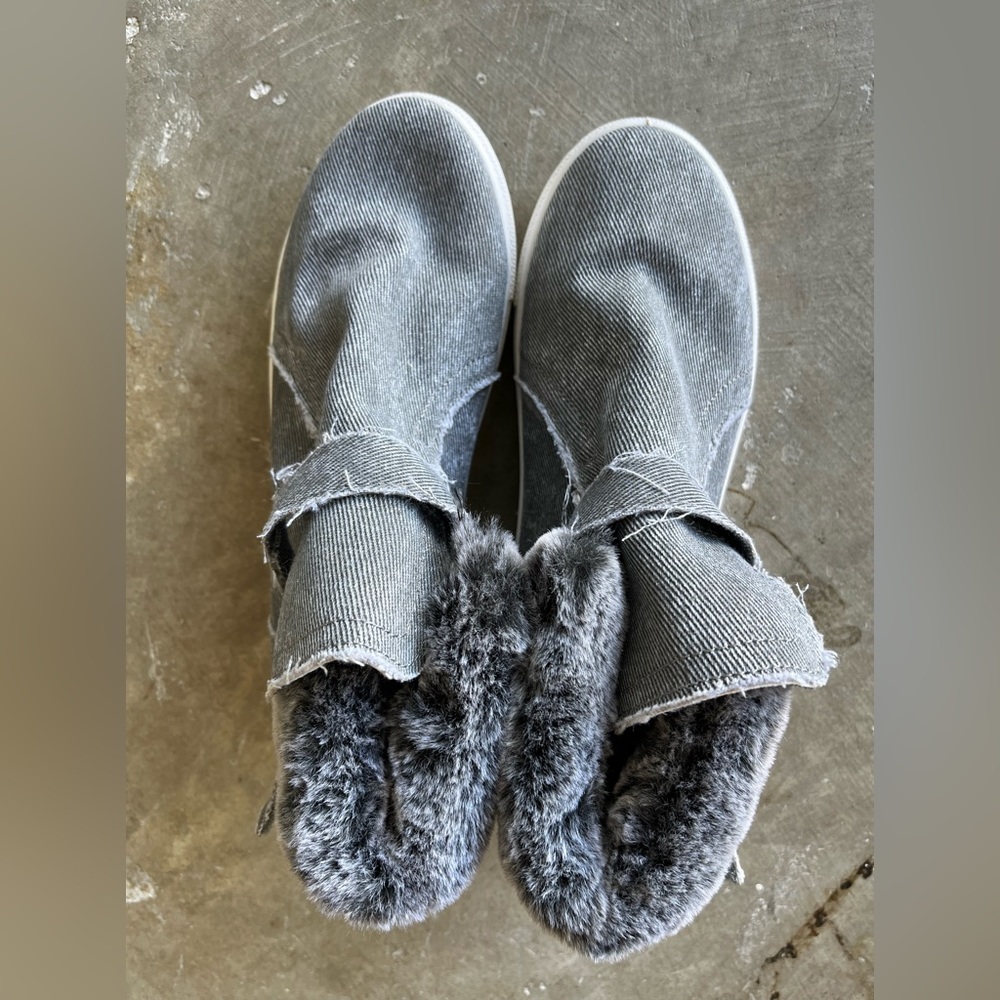 Outwoods Hightop Gray Fuzzy Sneaker EUC